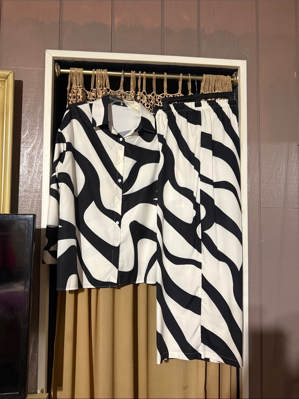 Black & White Wave-Print Women's Two-Piece Set